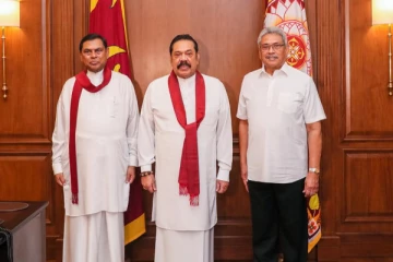 இலங்கையில் வலுக்கும் போராட்டம் - நாட்டை விட்டு தப்பிக்க  ராஜபக்சே குடும்பத்தினர் திட்டம்..!