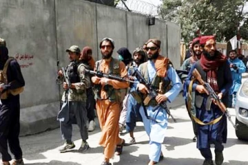 பத்திரிக்கையாளர்களை அரைநிர்வாணப்படுத்தி தாக்கிய தலிபான்கள் - அதிர்ச்சி புகைப்படம் வெளியானது!