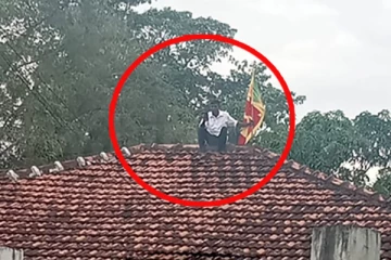 கூரை மீது ஏறி முன்னாள் பிரதேச சபை உறுப்பினர் போராட்டம்