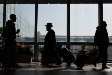 கனடா, அமெரிக்காவுக்கு பயணத்தடை விதித்த முக்கிய நாடு