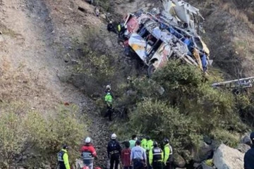 650 அடி பள்ளத்தில் விழுந்த பேருந்து; 2 குழந்தைகள் உட்பட 32 பேர் மரணம்