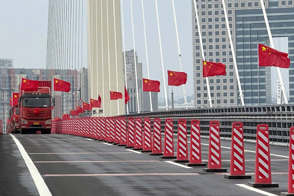 சீனா - வடகொரியா இடையே புதிய பாலம் திறப்பு | Yalu Bridge Opens Between China And North Korea