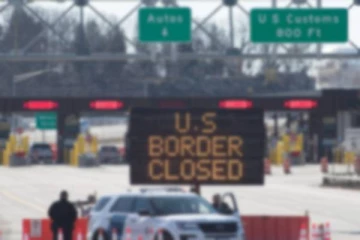 கனடா - அமெரிக்கா இடையிலான எல்லையை முற்றுகையிட்ட சாரதிகள்