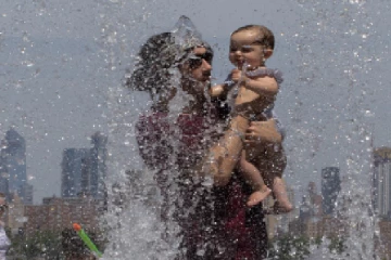 அமெரிக்காவில் வாட்டிவதைக்கும் வெப்பத்தில் இருந்து தப்பிக்க குளிரூட்டும் மையங்கள்!