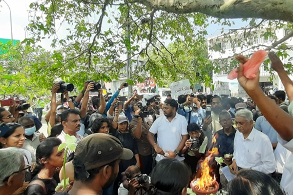 முள்ளிவாய்க்கால் நினைவேந்தல் நிகழ்வில் பதற்றம்! குவிந்த பொலிஸார்! | Commemoration Disrupted By Colombo Floodgates
