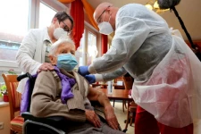 கொரோனா தடுப்பூசியை போடத் தொடங்கியது ஜேர்மனி... முதல் ஊசியை பெற்ற 101 வயது பெண்மணி!