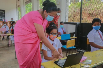 இலங்கை ஆசிரியைகளுக்கு இலவசமாக புடவைகள் வழங்கும் திட்டம் தொடர்பில் வெளியான தகவல்!