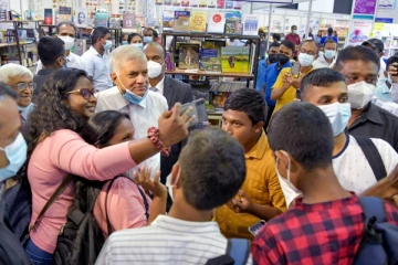 ஜனாதிபதி ரணில் திடீர்  விஜயம்! மக்களுடன் செல்பி! (Photos)