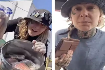 குப்பையில் வீசப்பட்ட பொருட்களை விற்று பணம் சம்பாதிக்கும் பெண்!