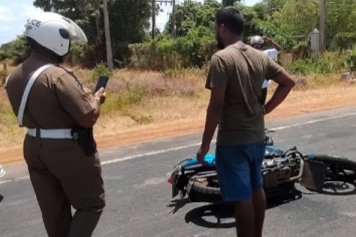 மோட்டார் சைக்கிள் பின்சக்கரத்தில் சிக்கிய ஆடை ; பல்கலைக்கழக மாணவி பரிதாபமாக உயிரிழப்பு | University Student Tragically Motorcycle Accident மோட்டார் சைக்கிள் பின்சக்கரத்தில் சிக்கிய ஆடை ; பல்கலைக்கழக மாணவி பரிதாபமாக உயிரிழப்பு | University Student Tragically Motorcycle Accident