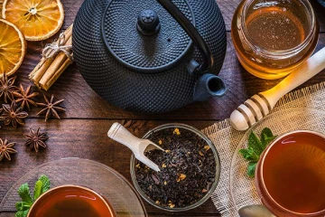 தேநீரை விரும்பி குடிக்கும் நபர்களா நீங்கள்? அப்போ இந்த மசாலாக்களை சேர்த்துக்கோங்க