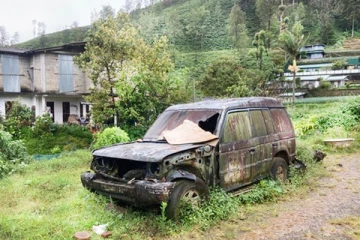 நுவரெலியாவில் கைவிடப்பட்ட நிலையில் காணப்பட்ட அரச வாகனம்