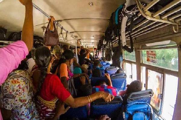 பேருந்தில் பயணிகளுக்கு அதிர்ச்சி ; குடிபோதையில் கடமையாற்றிய நடத்துநரினால் பரபரப்பு | Bus Conductor Caught Drunk On Duty Causes Stir பேருந்தில் பயணிகளுக்கு அதிர்ச்சி ; குடிபோதையில் கடமையாற்றிய நடத்துநரினால் பரபரப்பு | Bus Conductor Caught Drunk On Duty Causes Stir