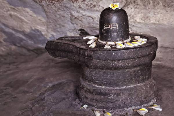 சிவலிங்கத்திற்கு புடவை சாத்தும் மக்கள் - அதிசய கோவிலின் பின்னணி காரணம் என்ன? | Why Shiva Lingam Is Dressed In Saree Reason