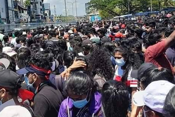 போராட்டத்தால் ஸ்தம்பித்த போக்குவரத்து | Protest In Colombo