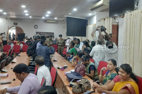 யாழ் மாவட்ட செயலகத்தை முற்றுகையிட்டு அதிரடியாக நுழைந்த உறவுகள் - தப்பி ஓடிய அமைச்சர்! | Jaffna Missing Persins Protest Sri Lanka Tamil