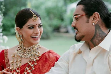 என்ன 100 தடவையா.. சுற்றுலாக்கு சென்ற இடத்தில் வரலட்சுமி சரத்குமார் செய்த செயல்