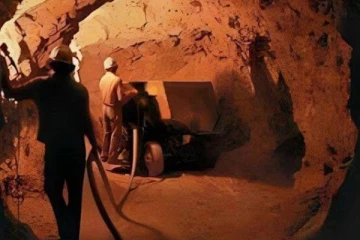 தங்க சுரங்கத்தில் சிக்கிய சுற்றுலா பயணக் குழுக்கள்... ஒருவர் உயிரிழப்பு!