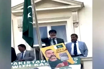 லண்டனில் இந்தியர்களை நோக்கி பாகிஸ்தான் அதிகாரி கொடுத்த சைகை., சர்ச்சையாகும் காணொளி