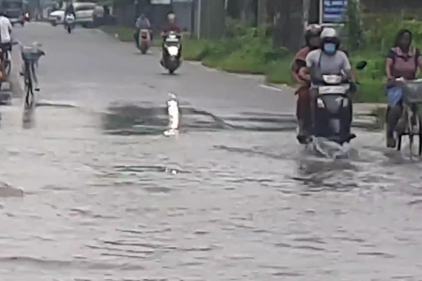 வெள்ளத்தில் மிதக்கும் கம்பஹா வீதிகள்! (Photos) | Flooded Gampaha Streets