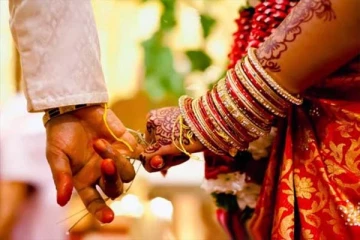 ஜாலியாக நடனமாடிய மணமக்கள்: பெண்ணின் கன்னத்தில் பளார் என அறைந்த மணமகன்! பின்பு நடந்த சோகம்
