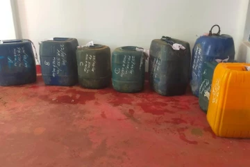 முச்சக்கரவண்டியொன்றில் எரிபொருள் கொள்கலன்களை ஏற்றிச் சென்ற இருவர் கைது