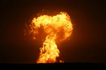 கடலில் வானுயர திடீரென்று வெடித்துக் கிளம்பிய மர்ம தீ கோளம்