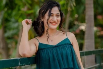 ஸ்லீவ்லெஸ்லில்… கவுனை சுற்றியபடி ஆட்டம் போட்ட ஈழத்து பெண் லொஸ்லியா! தீயாய் பரவும் வீடியோ