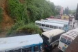 ஹட்டனில் பேருந்துகள் மீது சரிந்த மண்மேடு