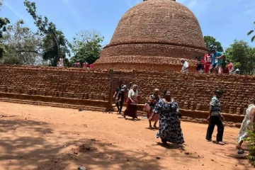 குருந்தூர்மலை விகாரையில் வழிபாடு செய்த சிங்கள மக்கள்!