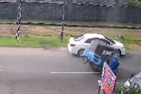 நடுவீதியில் கவிழ்ந்த முச்சக்கரவண்டி ; பரிதாபமாக பிரிந்த உயிர் | Three Wheeler Accident On Street Fatality