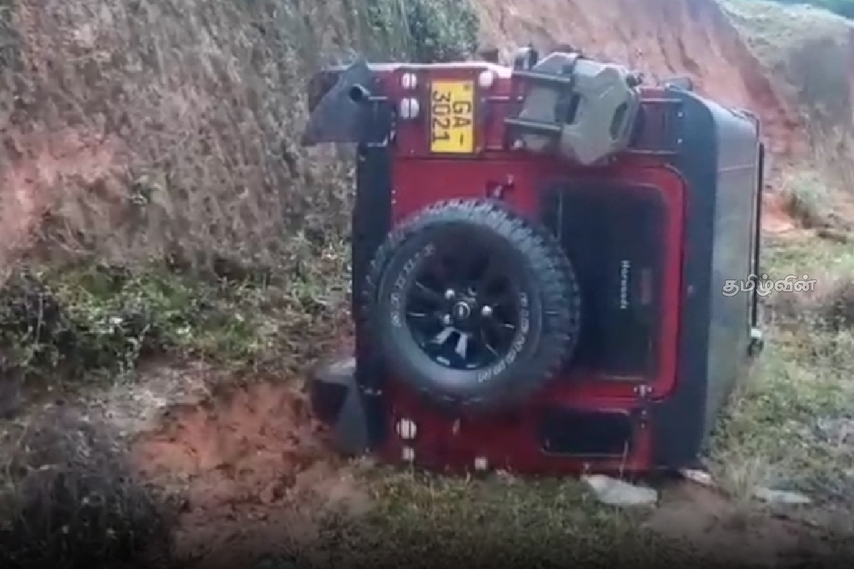 கட்டுப்பாட்டை இழந்து விபத்துக்குள்ளான கெப் ரக வாகனம் | Cab Type Vehicle Loses Control And Crashes கட்டுப்பாட்டை இழந்து விபத்துக்குள்ளான கெப் ரக வாகனம் | Cab Type Vehicle Loses Control And Crashes