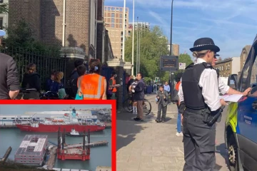 லண்டனில் புகலிடக்கோரிக்கையாளர்களை மீண்டும் படகில் ஏற்ற பொலிசார் முயற்சி: ஆர்ப்பாட்டம், 45 பேர் கைது