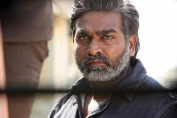 மும்பையில் ரசிகர்களிடையே சிக்கிக்கொண்டு தவித்த விஜய் சேதுபதி!