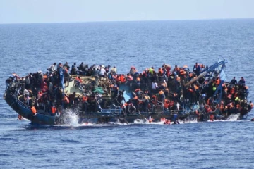 நடுக்கடலில் கவிழ்ந்த ரோகிங்கியா அகதிகள் படகு: கிட்டத்தட்ட 427 பேர் பலி