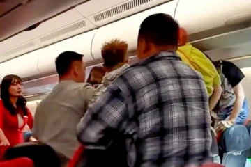 பறந்துகொண்டிருந்த விமானத்தில் நடுவானில் சண்டை; கத்தி கூச்சலிட்ட பெண்கள்!