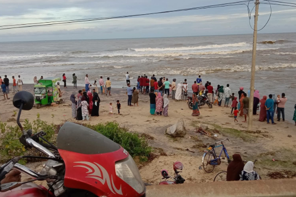 காலநிலை சீற்றத்திற்கு நடுவில் புதினம் பார்க்க வந்த தமிழர் பகுதி மக்கள் | People Came To See The Novel Amidst Weather Chaos