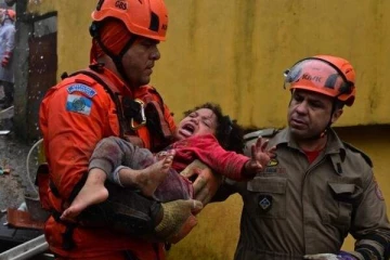 மகளை ஹீரோவாக காப்பாற்றிவிட்டு உயிரைவிட்ட தந்தை! புயலின் கோரதாண்டவத்தில் பலியான உயிர்கள்