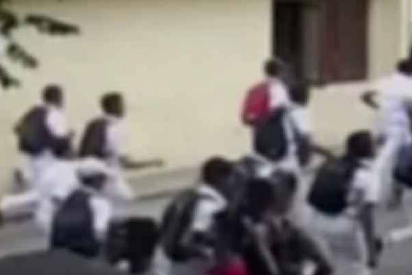 இரு பிரபல பாடசாலை மாணவர்களுக்கிடையில் மோதல்! ஏழு பேர் வைத்தியசாலையில் | 7 Students Hospitalized Clash Between Two Schools