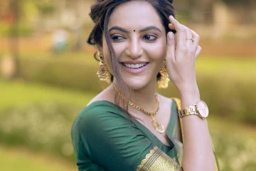 மஞ்சள் நிற சேலையில் அதுல்யா அழகிய போட்டோஷூட்