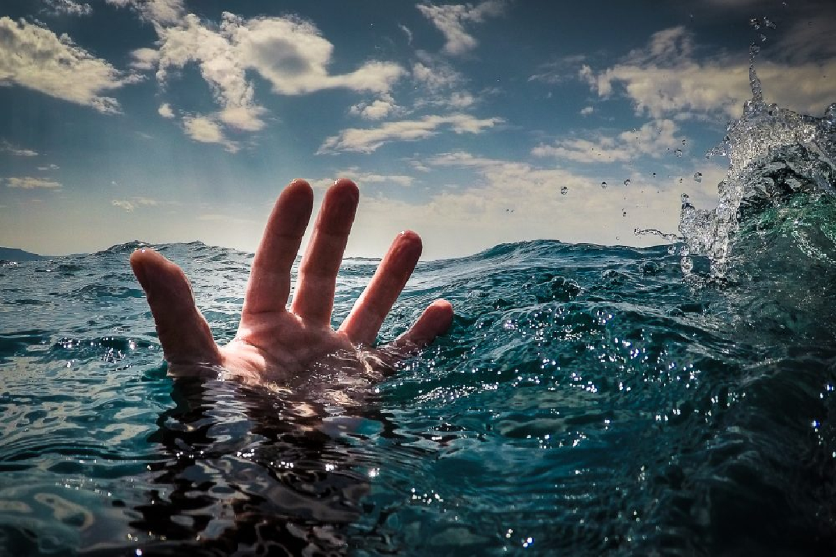 கடலில் குளித்துக் கொண்டிருந்தவர் நீரில் மூழ்கி பலி | Person Bathing In The Sea Drowns And Dies