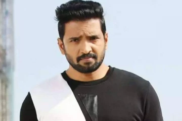 நடிகர் சந்தானமா இது, என்ன இப்படி ஆளே மாறிவிட்டாரே- லேட்டஸ்ட் க்ளிக்