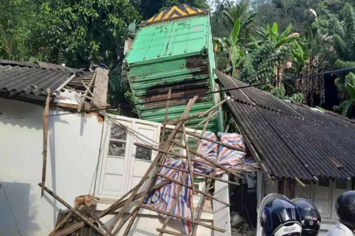 வீட்டின் மீது கவிழ்ந்து விபத்துக்குள்ளானது பாரவூர்தி | Lorry Overturns Onto House