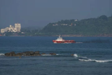 இலங்கை கடற்பரப்பில் ஈரானிய கப்பலுக்கு தாக்குதல் ; 80 பேரின் சடலங்கள் மீட்பு