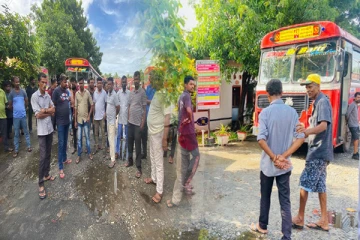 மட்டக்களப்பில் தொடரும் போக்குவரத்து சபை ஊழியர்களின் பணி பகிஸ்கரிப்பு (Photos)