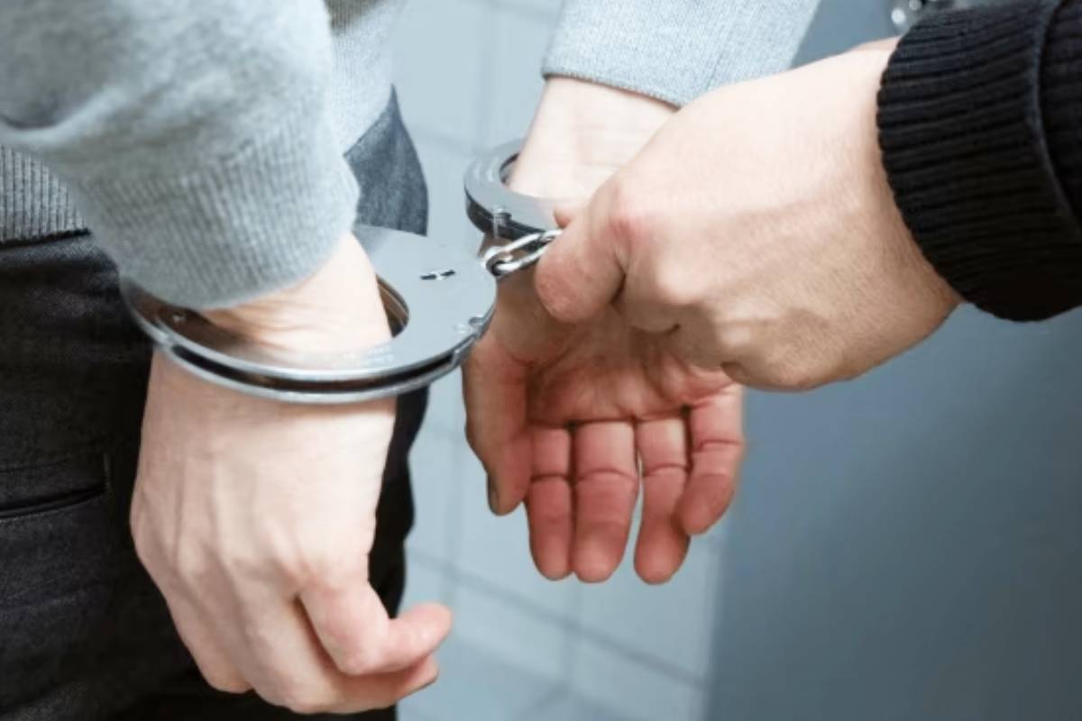 பல இலட்சம் ரூபாய் பெறுமதியான சிகரெட்டுகளுடன் சீன நாட்டவர் கைது | Chinese Arrested Cigarettes Illegally Country