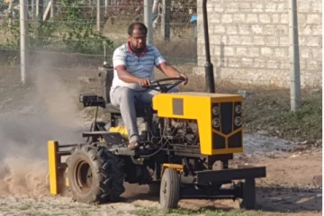 களுவாஞ்சிக்குடியில் கண்டுபிடிப்பாளரொருவரால் உருவாக்கப்பட்ட உழவு இயந்திரம்