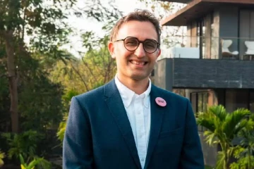 முன்பு அரசுப் பள்ளி ஆசிரியர்... குடியிருந்த வீட்டையே ரூ 110 கோடி வணிகமாக மாற்றி சாதனை