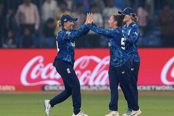 மகளிர் உலக கிண்ண கிரிக்கெட் தொடர்! முதன்முறையாக தகுதிப்பெற்ற தென்னாபிரிக்க அணி | England Slump To Heavy World Cup Semi Final Defeat மகளிர் உலக கிண்ண கிரிக்கெட் தொடர்! முதன்முறையாக தகுதிப்பெற்ற தென்னாபிரிக்க அணி | England Slump To Heavy World Cup Semi Final Defeat