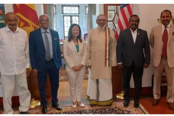 இப்படி இழித்துக்கொண்டு நின்று யாருக்கு என்ன பயன்